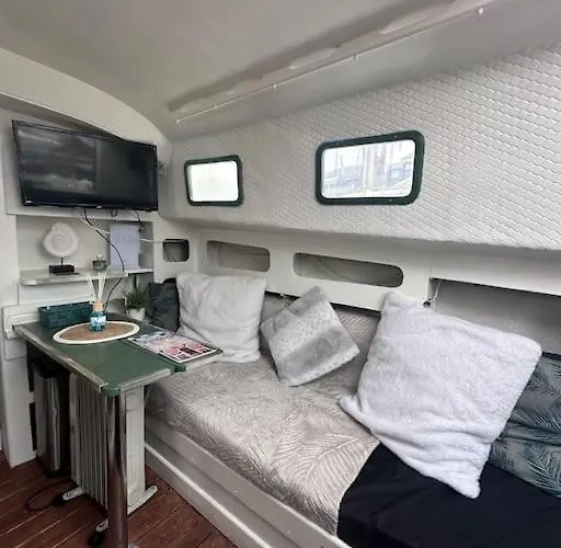 Book Ing C Est Apartament *